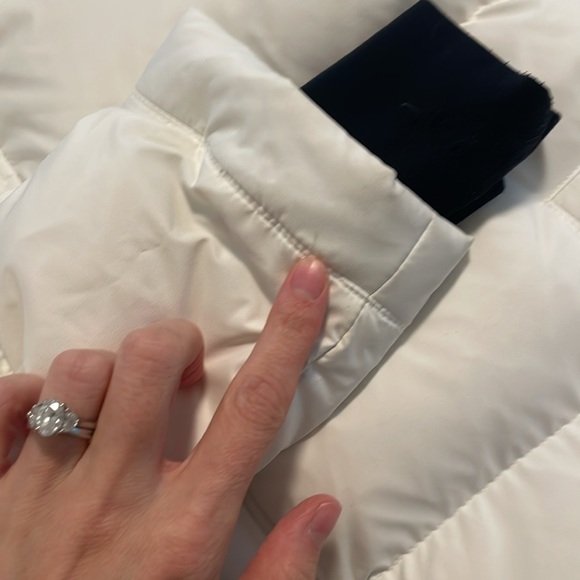 Aritzia White Super Puff The Super Puff™ Shorty - cliMATTE™
$250 - Picture 6 of 8